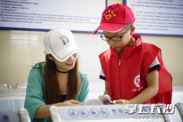 来自宁乡市实验小学二年级的小志愿者，在为市民群众讲解文明细则。长沙晚报全媒体记者 张禹 通讯员 何博文 摄影报道
