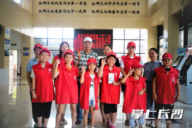 开展了一天的亲子志愿者服务活动，孩子们和家长来一张开心的合影。长沙晚报全媒体记者 张禹 通讯员 何博文 摄影报道