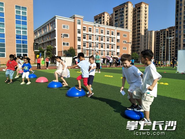 小朋友们手拉手，一起战胜困难。