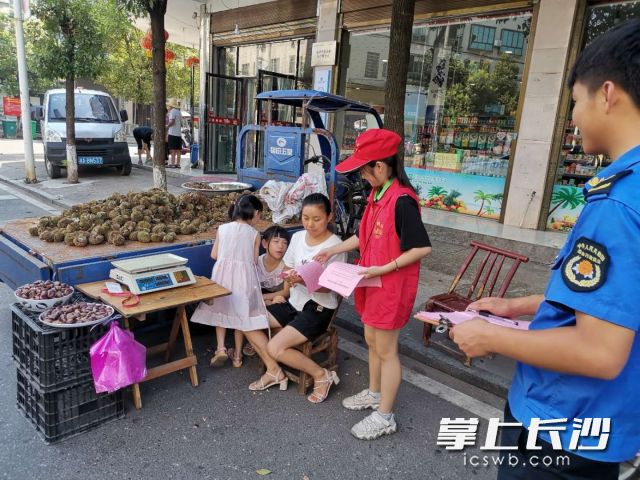 今日，在浏阳金刚镇，小志愿者冒着酷暑和执法队员们一起开展路面巡查工作。