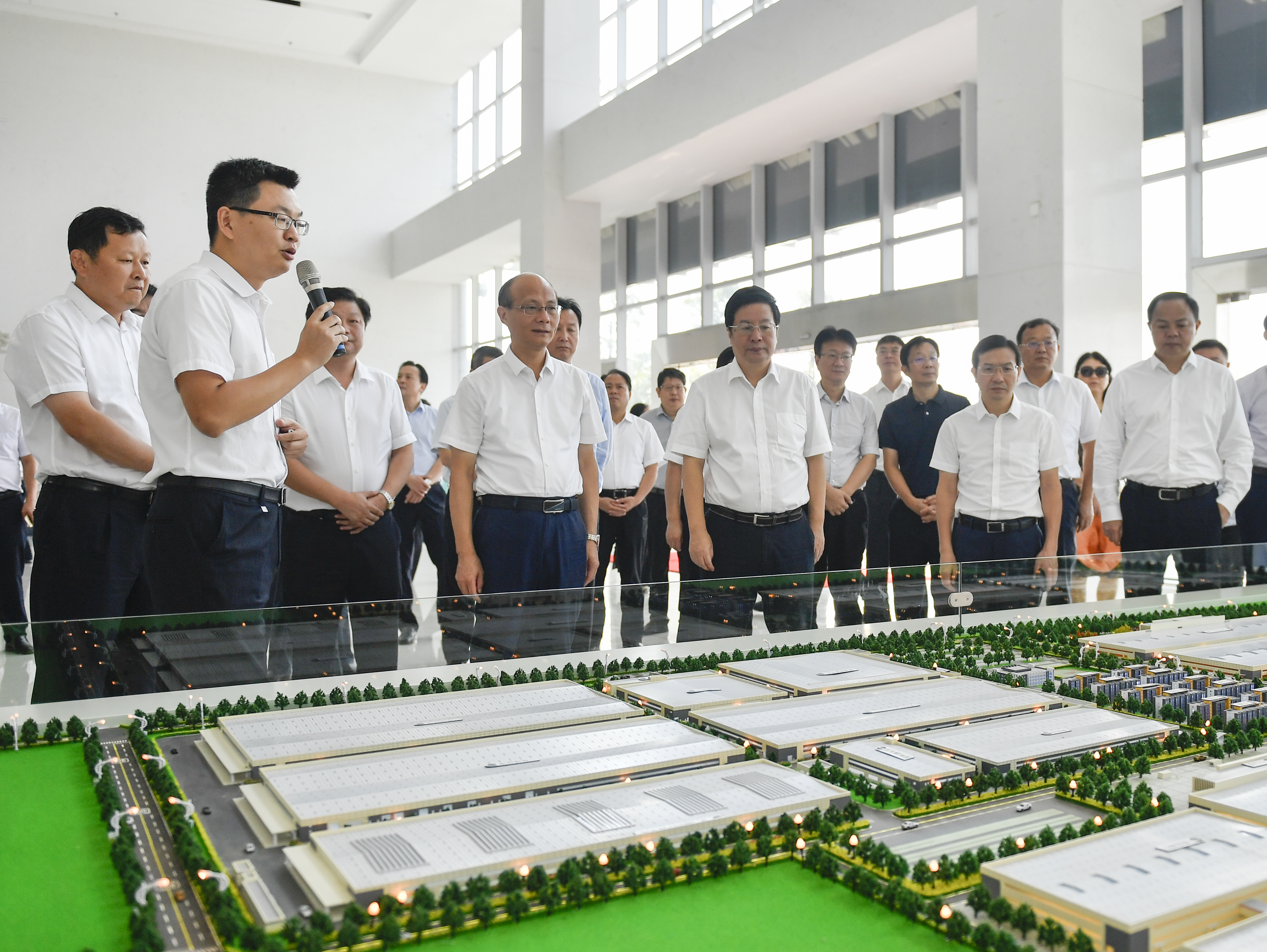 28日、29日，江西省南昌市党政代表团一行来长考察，期间在宁乡市长沙格力暖通制冷设备有限公司考察家电智能制造产业。长沙晚报全媒体记者 余劭劼 摄