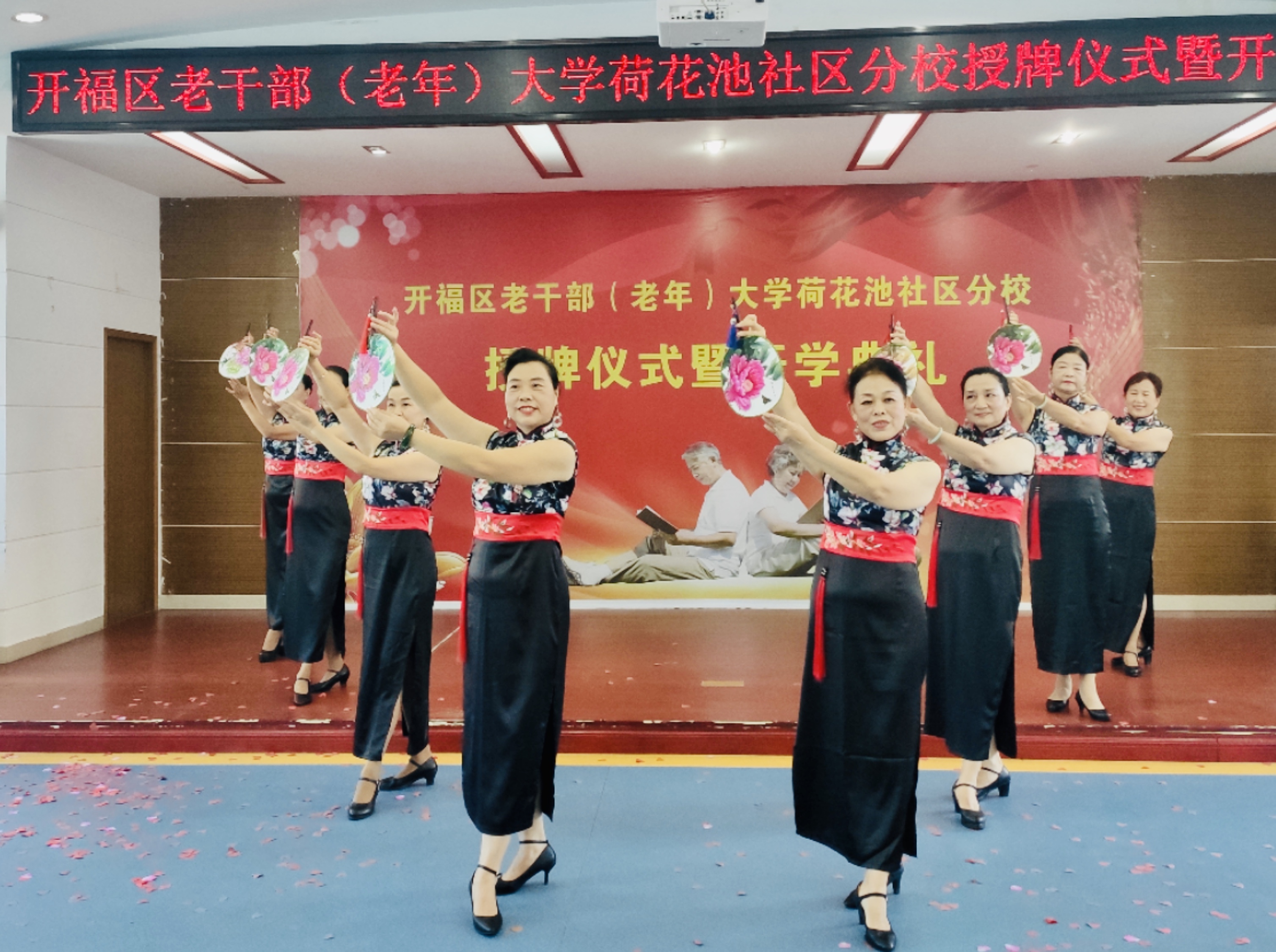 进家门口的老年大学学才艺组“女团”，娭毑们“乘风破浪”老有所乐。 实习生 田圭灵 摄