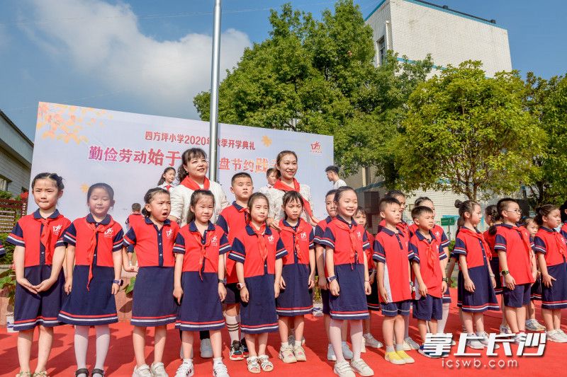 孩子们踊跃在主题展板上签名合影，表达了自己的践行勤俭节约决心。长沙晚报全媒体记者 陈飞 摄