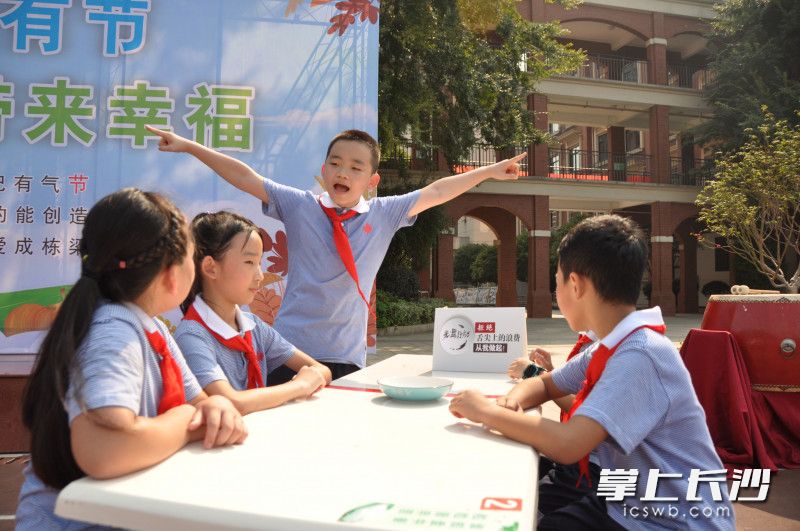 孩子们用情景剧倡议小伙伴：厉行节约，拒绝舌尖上的浪费！