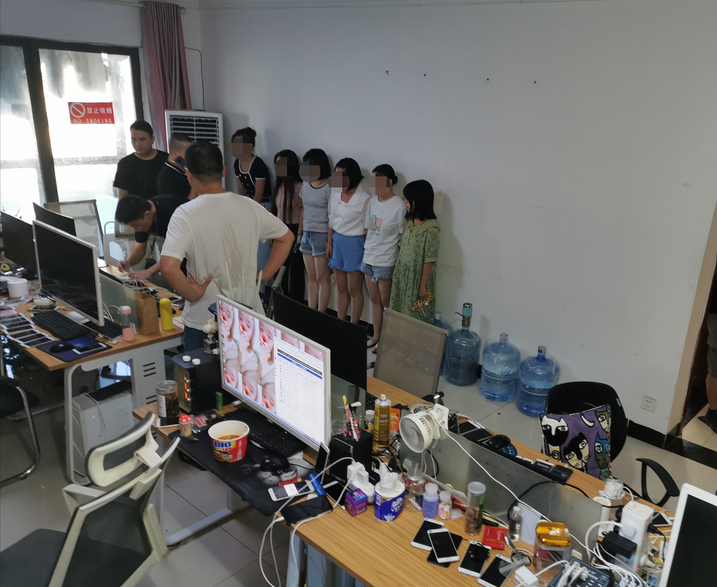 行动现场。长沙晚报通讯员 徐岳摄
