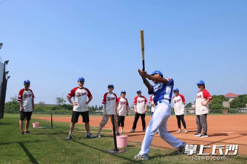 湖南首个标准棒球场上，棒球小子们英姿飒爽。全媒体记者 陈飞 摄
