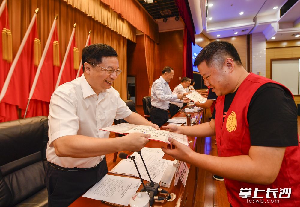 今天下午举行的全市精神文明建设表彰暨深化文明创建工作推进会上，先进典型代表接受颁奖。长沙晚报全媒体记者 余劭劼 摄