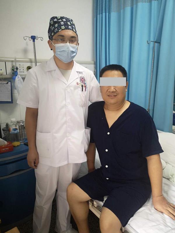 出院前，患者与杨恒合影。长沙晚报通讯员 罗逊 供图