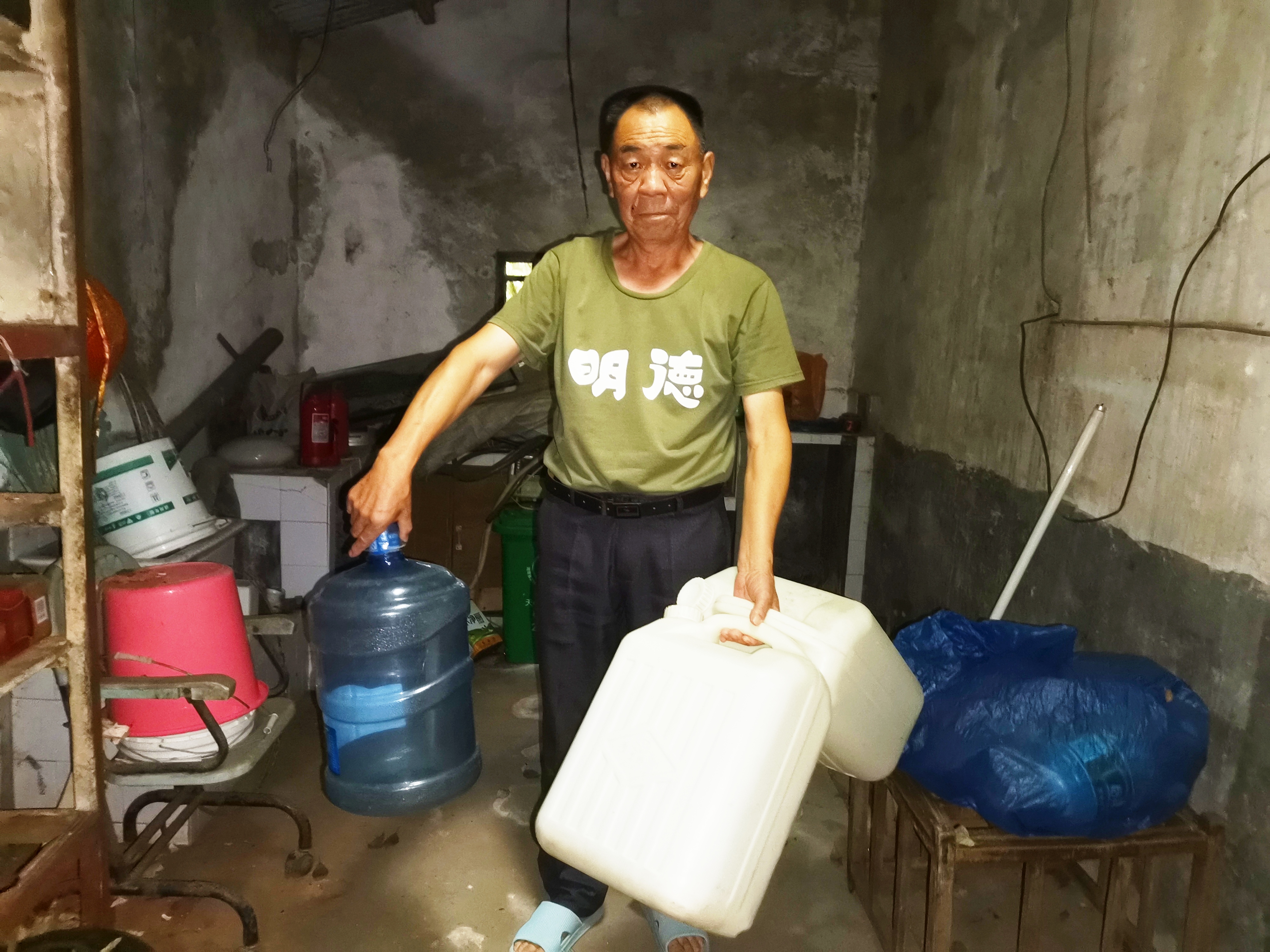范少华将以前到外地打水用的“宝葫芦”亮了出来。长沙晚报全媒体记者 王斌 摄