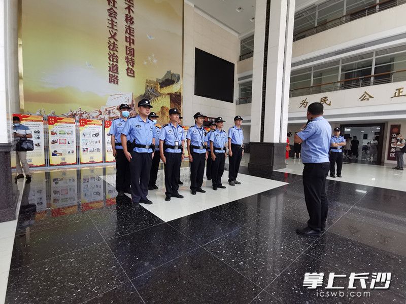 今日上午，开福区人民法院执行局开展执行行动。均为长沙晚报全媒体记者刘树源摄