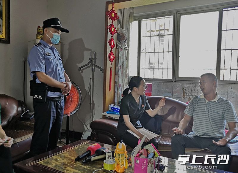 面对执行法官的询问，熊某某显得很激动。