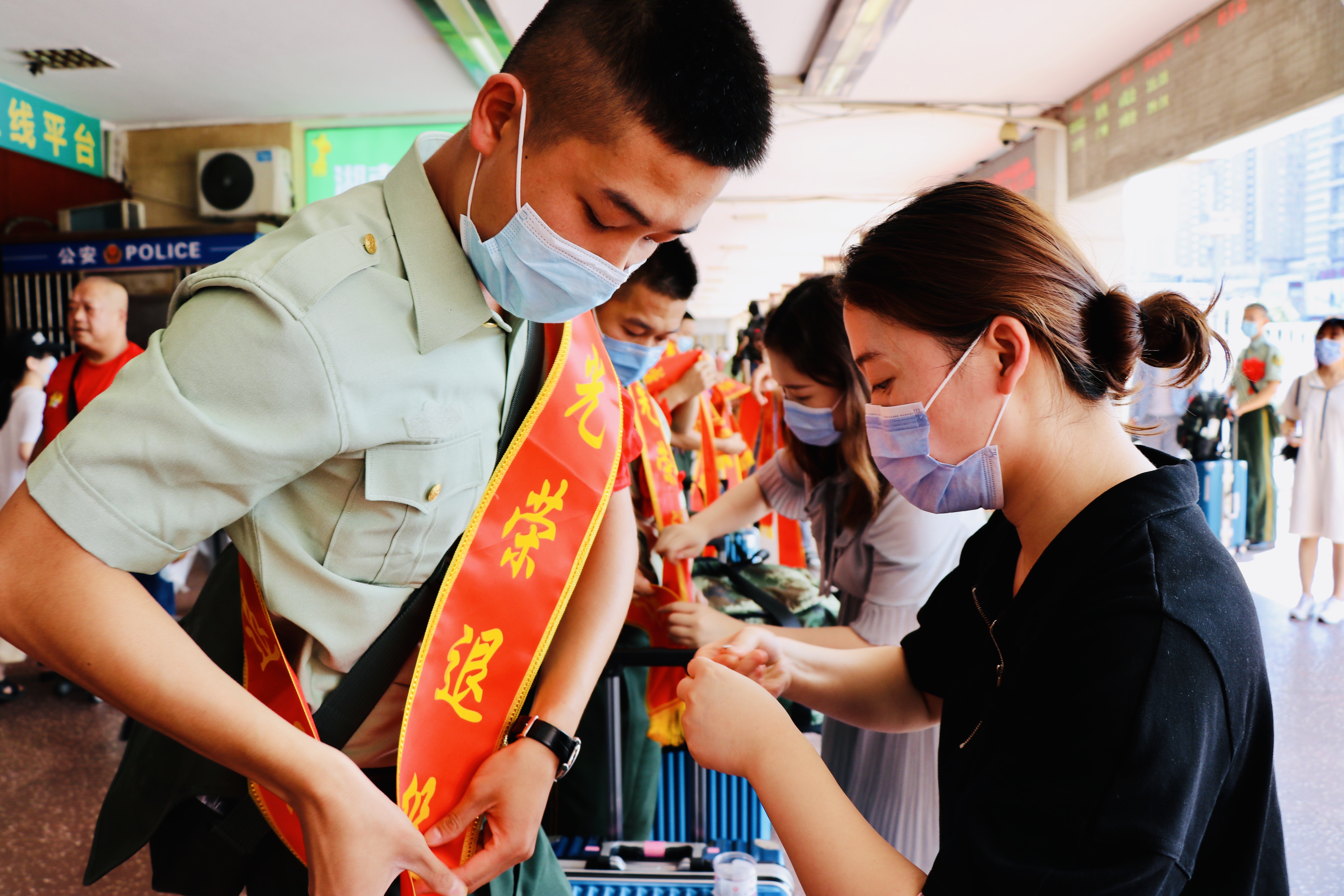 退役军人身披绶带，受到热烈欢迎。 均为长沙晚报通讯员 李文婧 