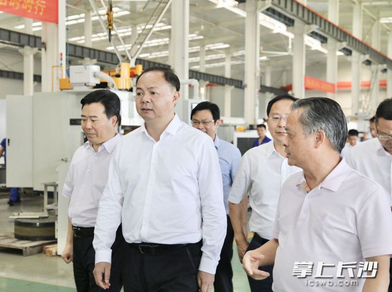 郑建新调研上市公司发展。刘书勤 摄