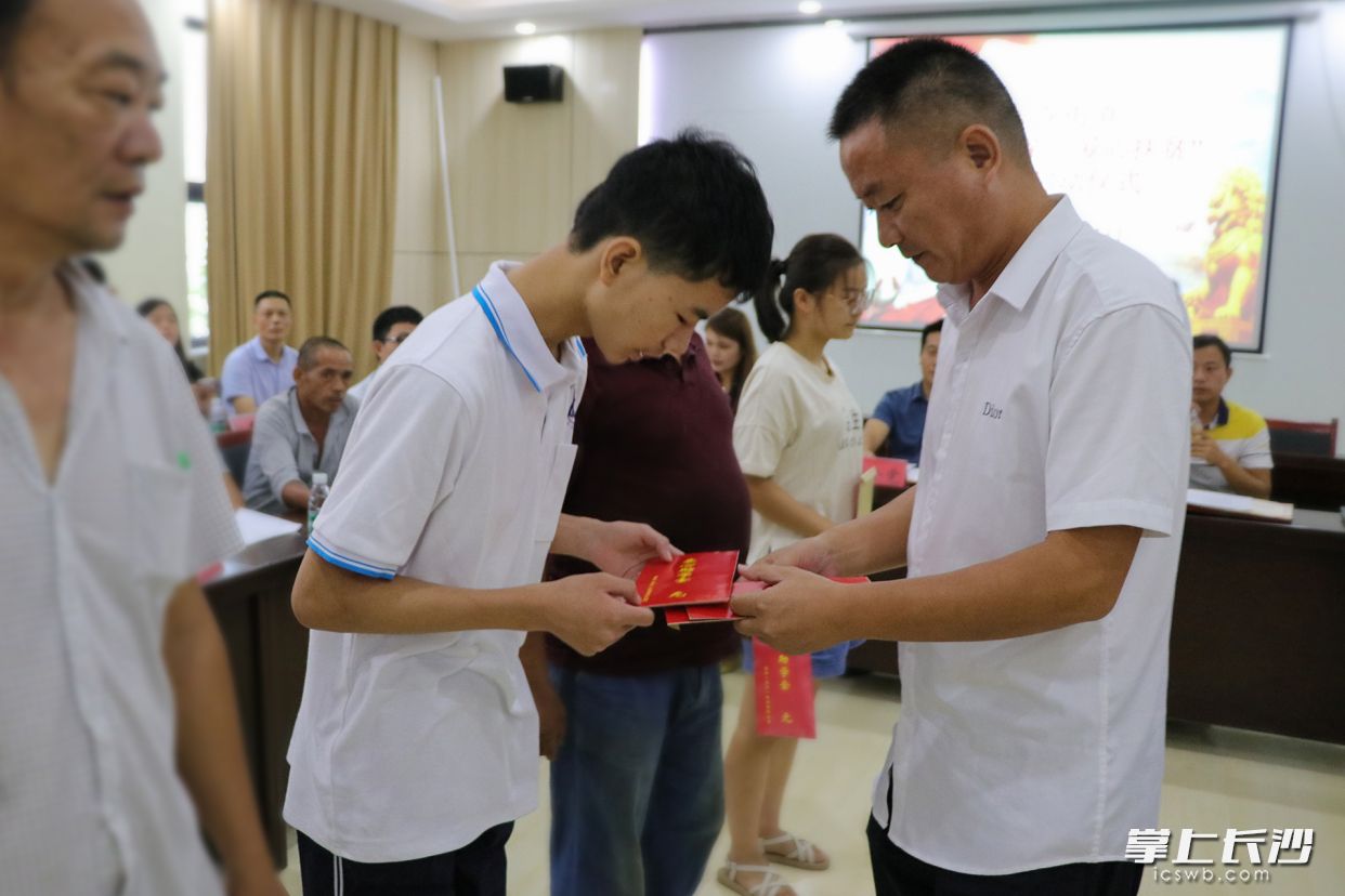 企业负责人向寒门学子赠送慰问金。长沙晚报通讯员 林畅摄