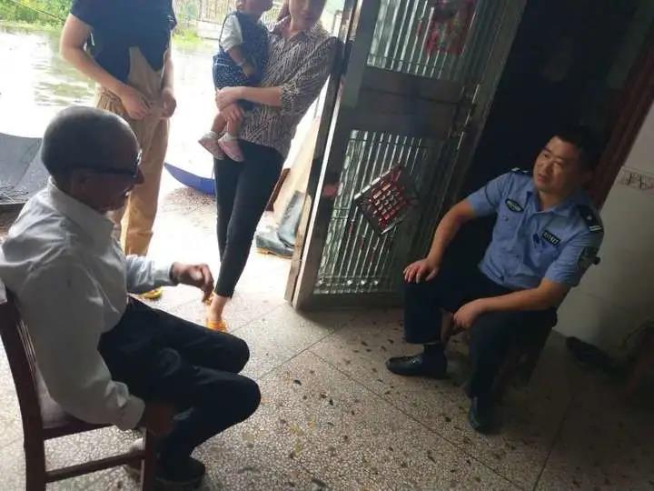 民警与老人交谈。通讯员 唐采苓 供图