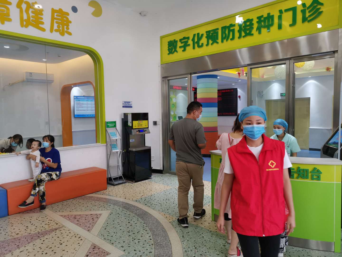 长沙县实施的数字化预防接种门诊给宝爸宝妈带来了极大的便利。长沙晚报全媒体记者 颜家文摄