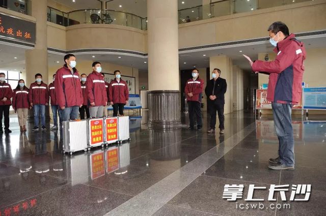 张锡兴（右一）送“胜勇组合”出征黄冈