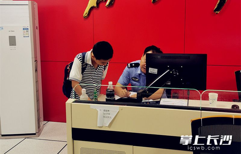 王琪霖和妈妈将捡到装有贵重物品的提包找到派出所交给了值班警察。东风小学供图 王琪霖和妈妈将捡到装有贵重物品的提包找到派出所交给了值班警察。东风小学供图