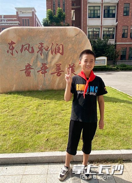 王琪霖平时就是一个活泼开朗乐于助人的孩子。 王琪霖平时就是一个活泼开朗乐于助人的孩子。