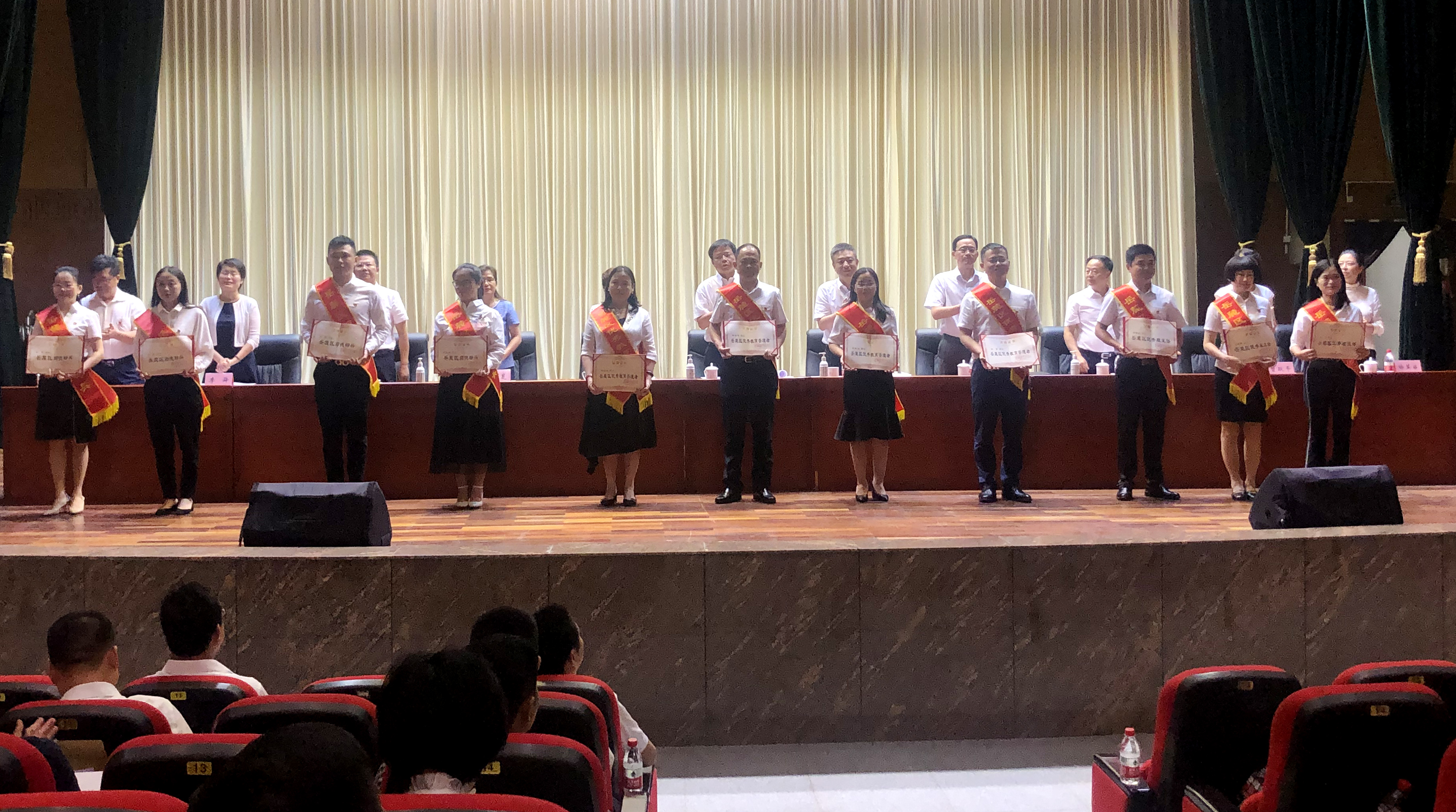 今日,岳麓区一批优秀教师受到表彰。长沙晚报全媒体记者石祯专摄 今日,岳麓区一批优秀教师受到表彰。长沙晚报全媒体记者石祯专摄