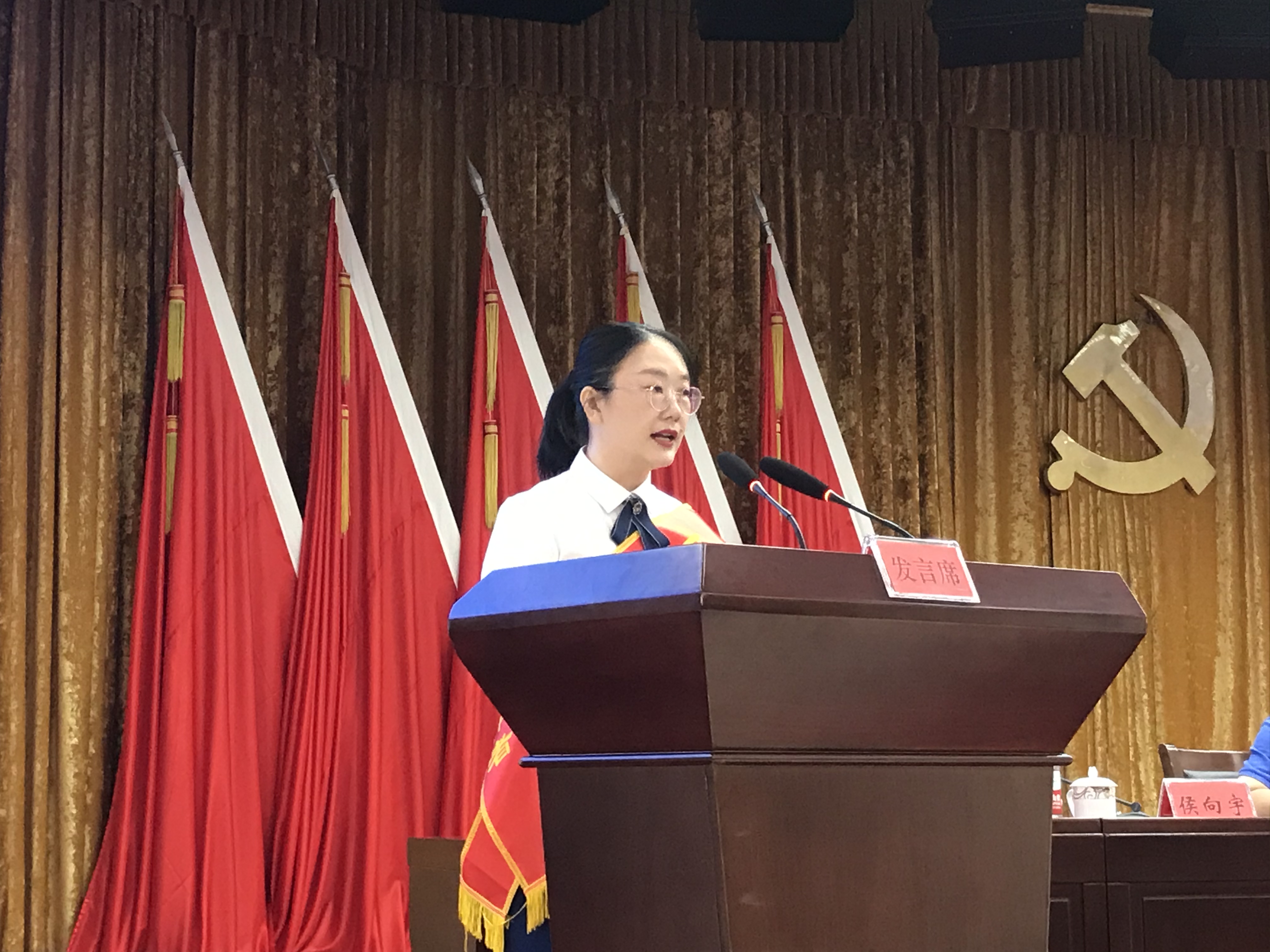 “十佳教育管理工作者”、仰天湖金峰小学校长贾佳婷作为受表彰代表发言。 “十佳教育管理工作者”、仰天湖金峰小学校长贾佳婷作为受表彰代表发言。