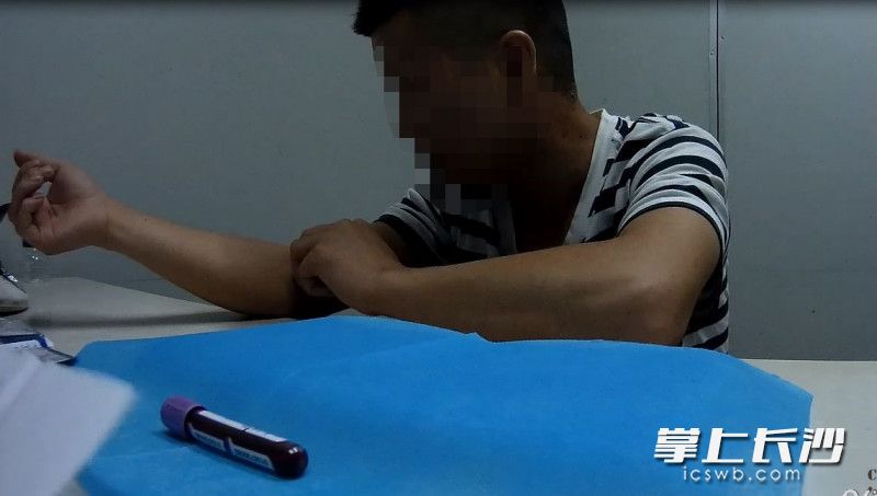 8月12日，嫌疑人曹某某因醉驾被查，在医院接受血液酒精测试。