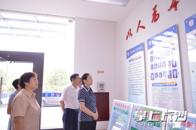 今日上午，市委常委、市委政法委书记廖建华一行来到长沙市司法局调研。长沙晚报全媒体记者 刘树源 摄