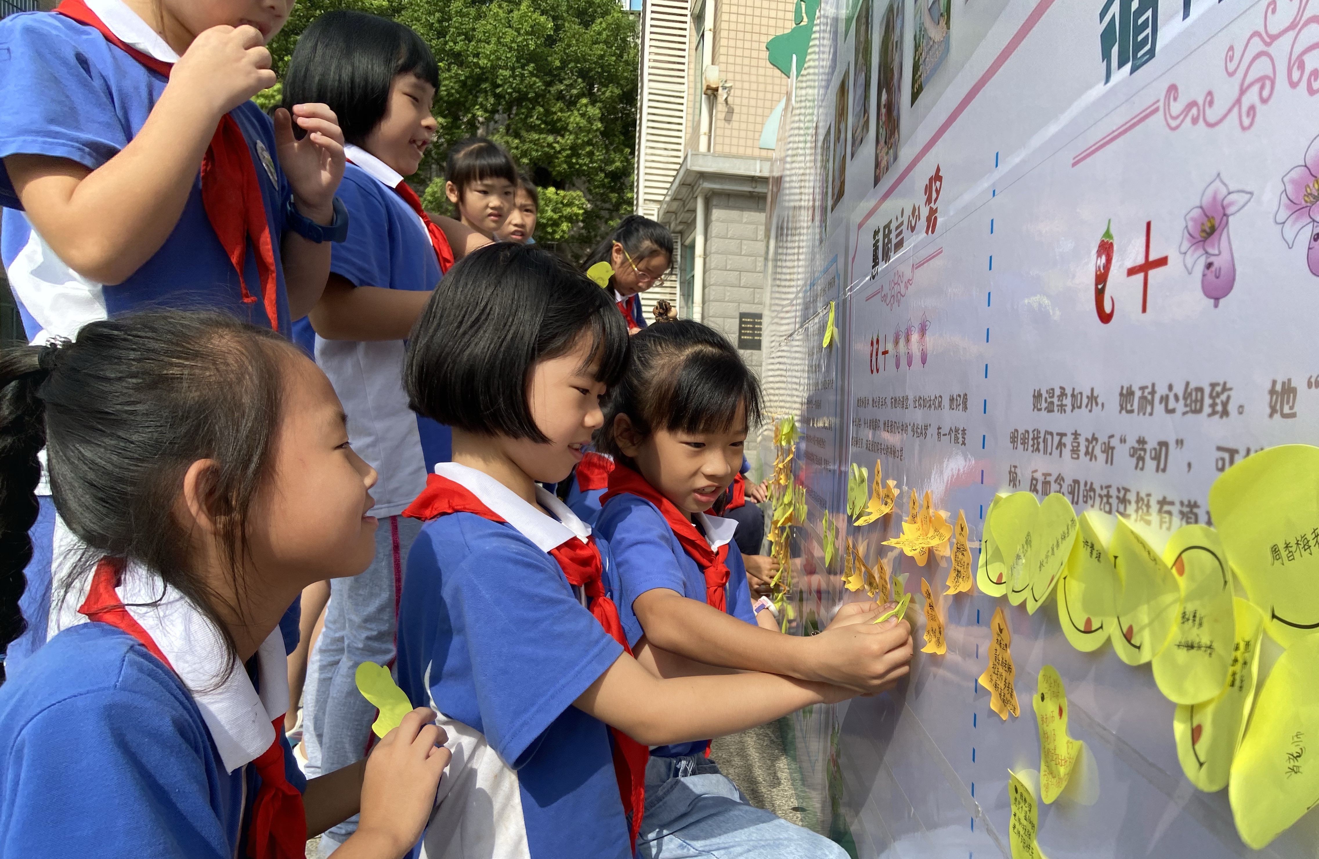 同学们纷纷给老师投票。均为长沙晚报全媒体记者 陈良 通讯员 肖新桐 摄