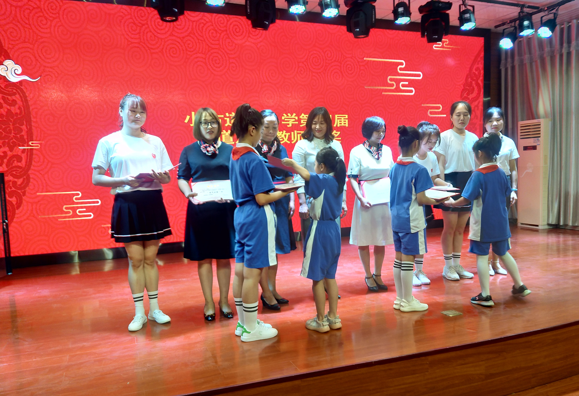 学生代表给获奖老师颁奖。