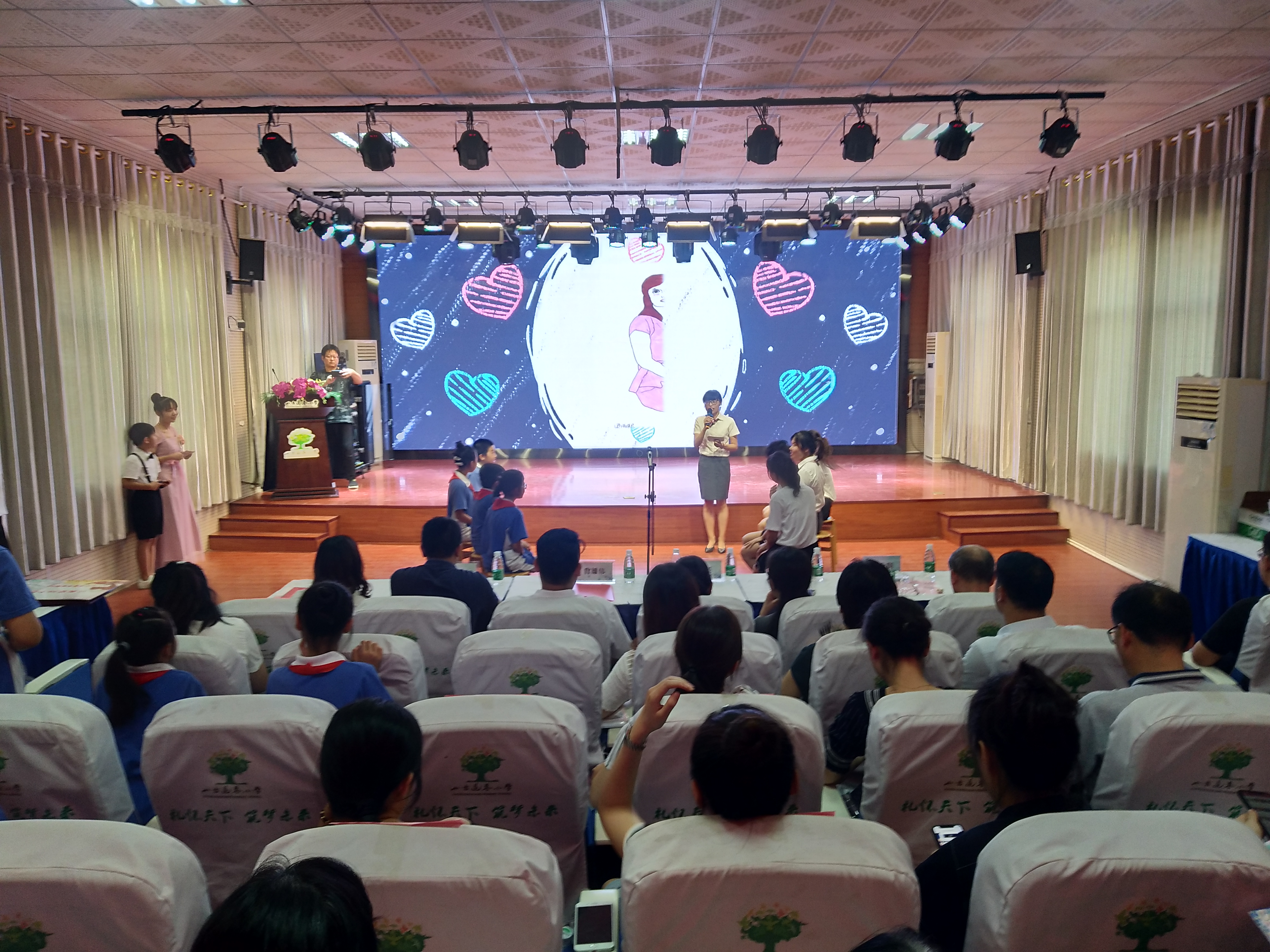 “猜猜你‘师’谁”活动让现场气氛变得轻松愉悦。