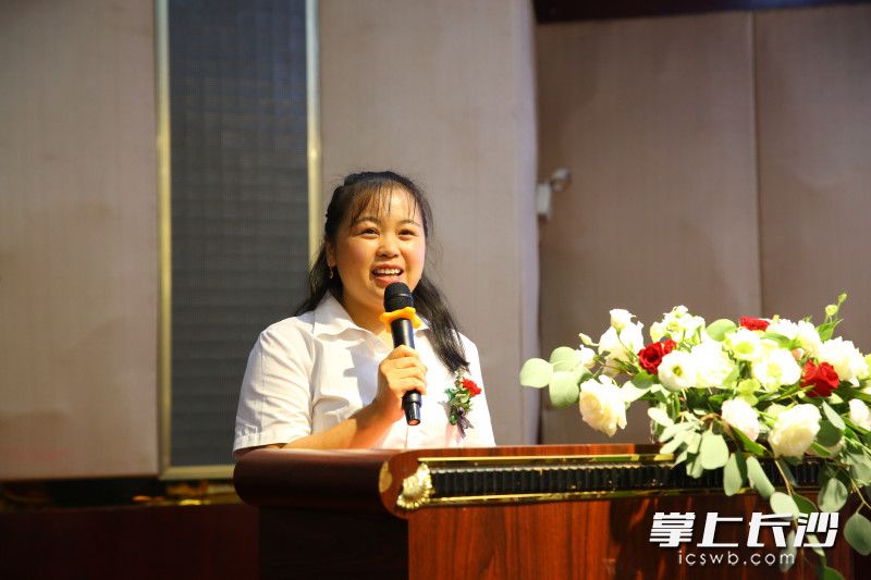 会上，松雅湖小学教师陈彩作为第五届感动星沙·十大魅力教师代表，在台上分享她的教育故事。