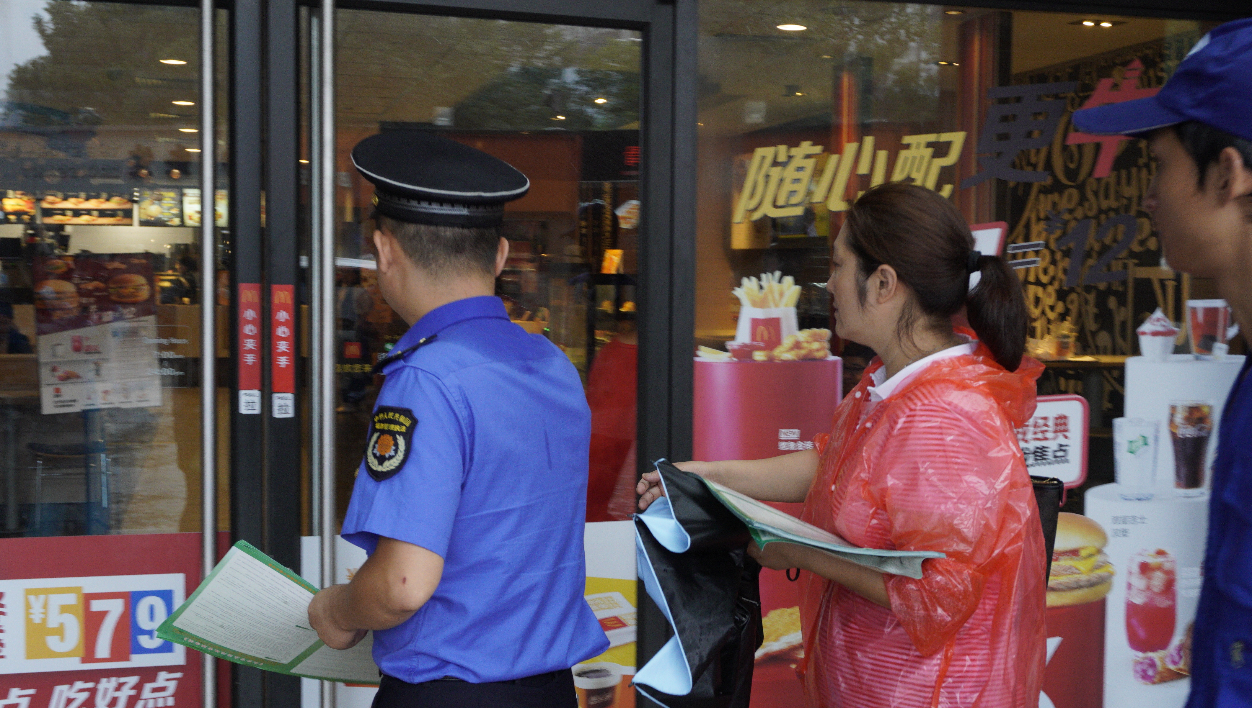 工作人员进店宣传。 工作人员进店宣传。