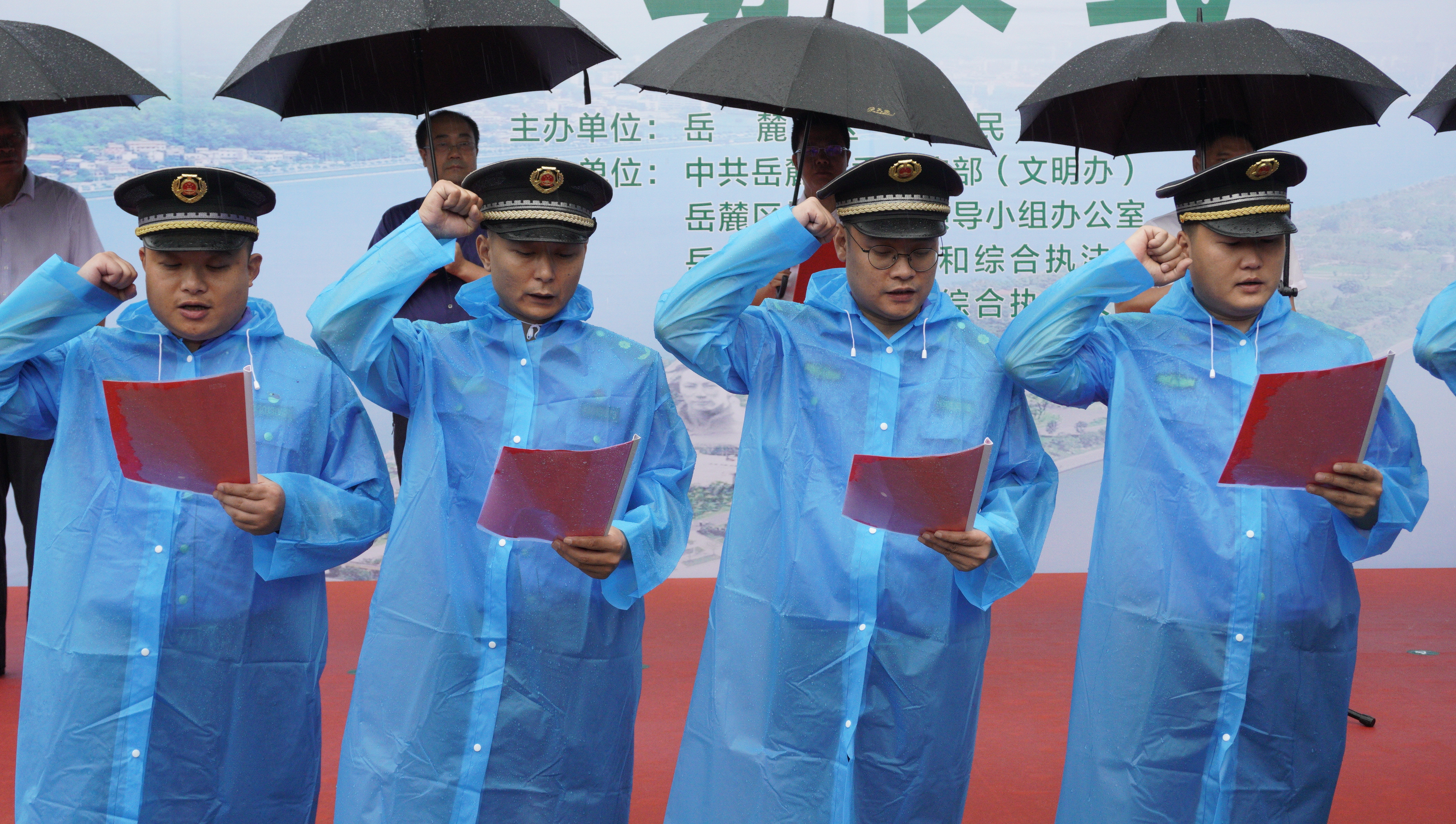 执法人员庄严宣誓。 执法人员庄严宣誓。