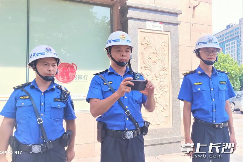 宁乡市城管局加强执法力度，每天对文明停车示范街全程巡查，专门整治不文明停车行为。长沙晚报全媒体记者 张禹 通讯员 张宏艳 摄影报道