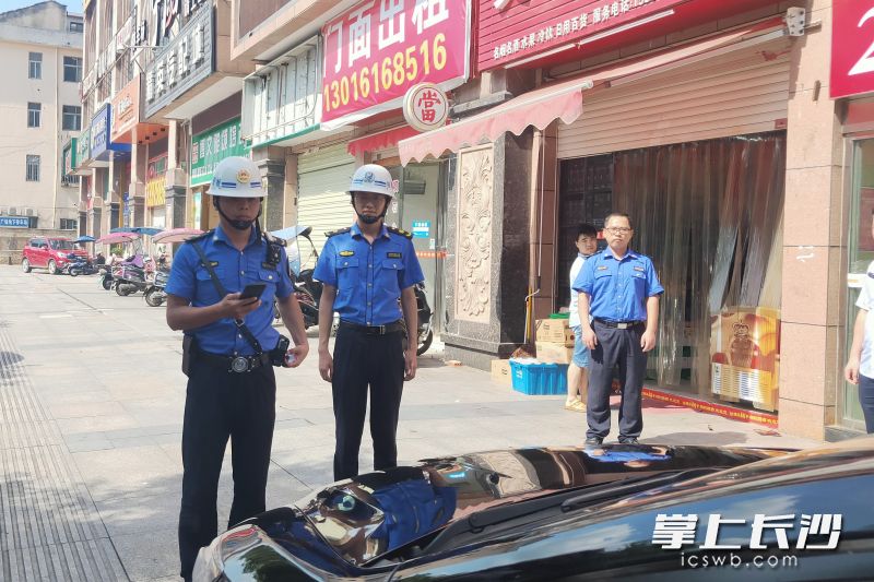宁乡市城管局加强执法力度，每天对文明停车示范街全程巡查，专门整治不文明停车行为。长沙晚报全媒体记者 张禹 通讯员 张宏艳 摄影报道