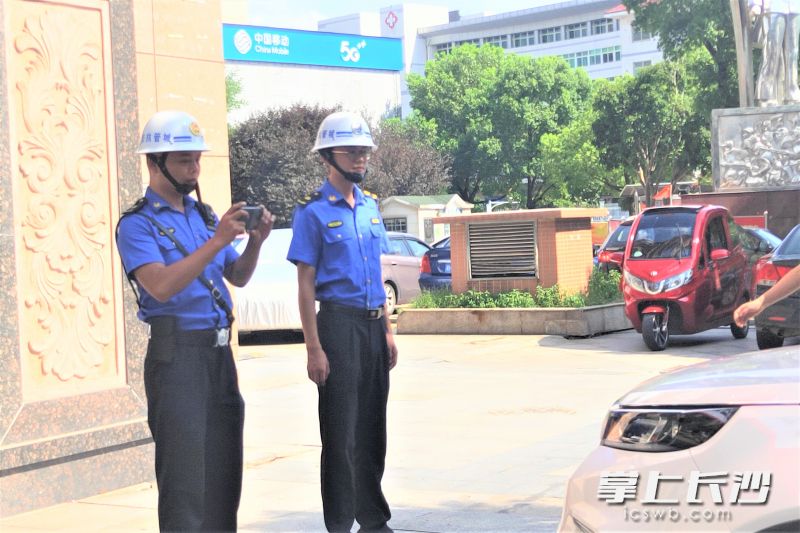 宁乡市城管局加强执法力度，每天对文明停车示范街全程巡查，专门整治不文明停车行为。长沙晚报全媒体记者 张禹 通讯员 张宏艳 摄影报道