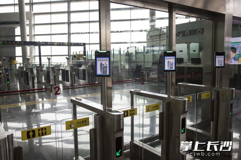 国际出发层预安检自助闸机
