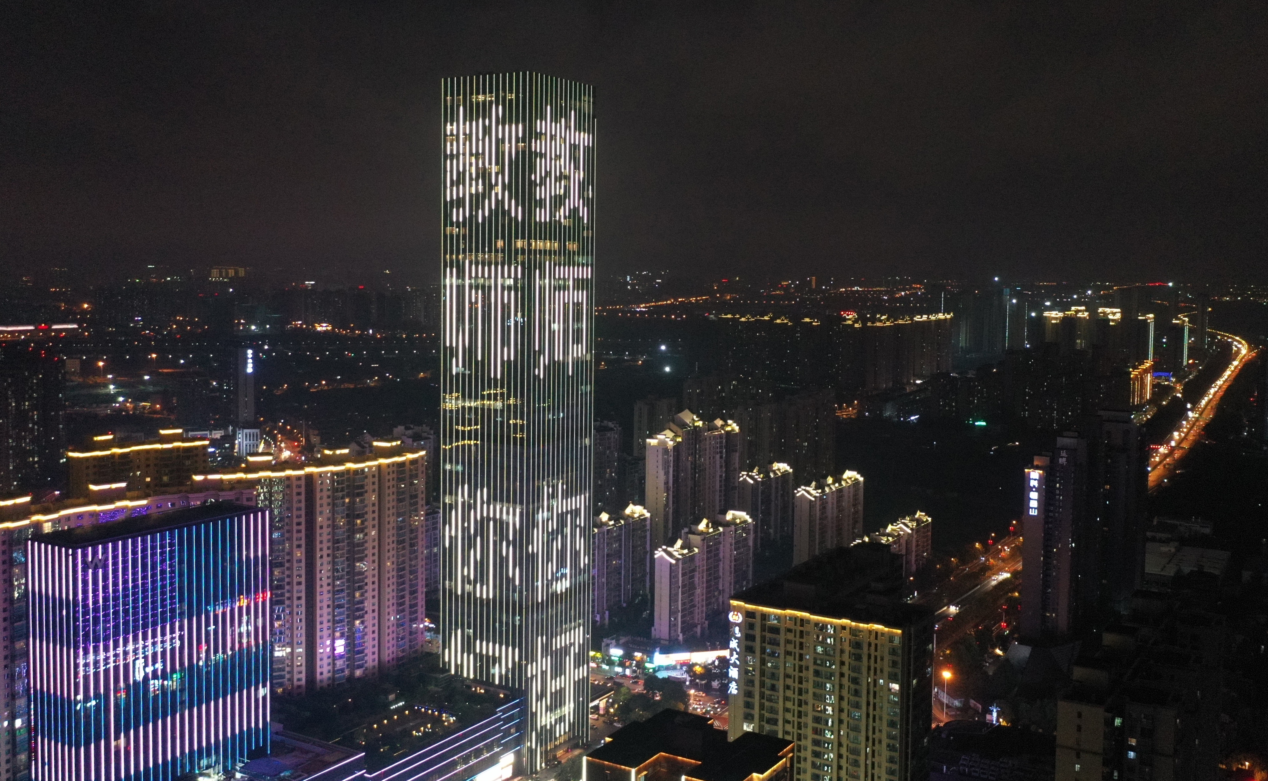 热烈庆祝第三十六个教师节，9月10日晚，长沙运达中央广场亮灯，打出“教师 你好”字样。长沙晚报全媒体记者 邹麟 摄