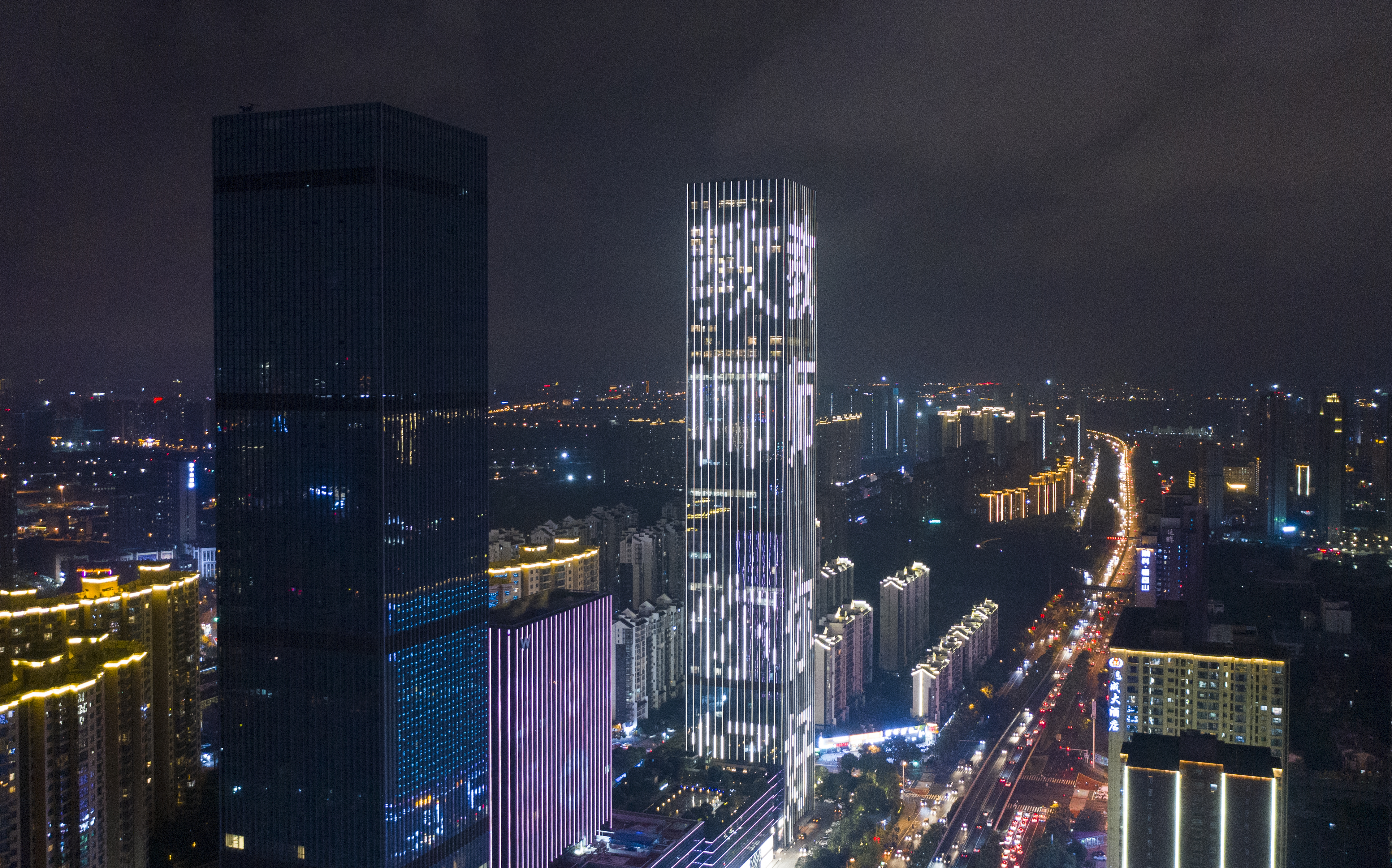 热烈庆祝第三十六个教师节，9月10日晚，长沙运达中央广场亮灯，打出“教师 你好”字样。长沙晚报全媒体记者 邹麟 摄