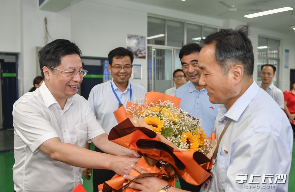今天下午，省委常委、市委书记胡衡华来到长沙高新技术工程学校，看望全国模范教师、全国职业教育首届教学名师杨明辉，送上节日祝福。长沙晚报全媒体记者 余劭劼 摄