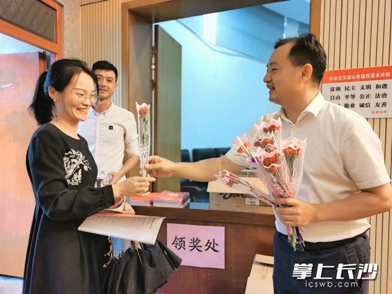 今日，长雅中学举行了2020年教师节庆祝表彰大会。大会举行前，校长许庆丰为每一位前来参加活动的教职工献上鲜花，感谢他们对教育的付出。均为长沙晚报全媒体记者 舒文 摄