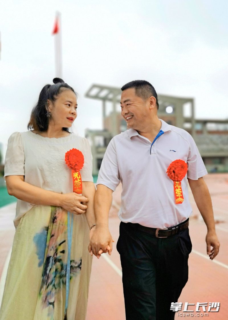 明德中学老师戴晓平和丈夫张良存相守讲台20余年。长沙晚报全媒体记者 舒文 摄