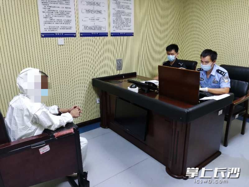 民警对嫌疑人进行审讯。