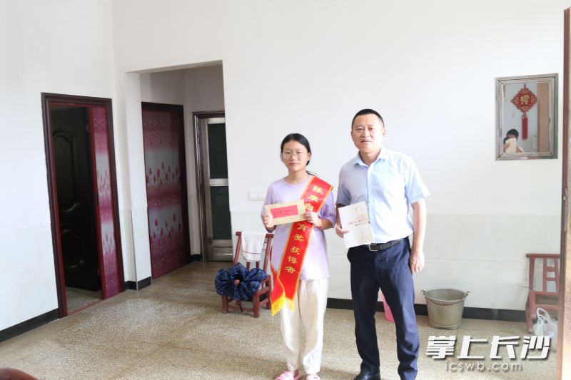粟明露获颁“陈康白教育奖”。长沙晚报通讯员 熊誉凯摄