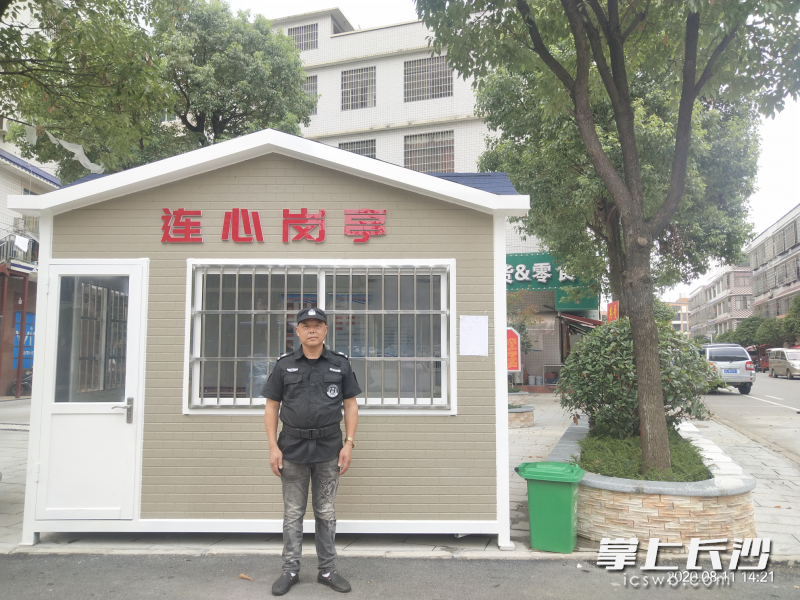 连心岗亭前义务参与24小时值班轮守的群众志愿者。