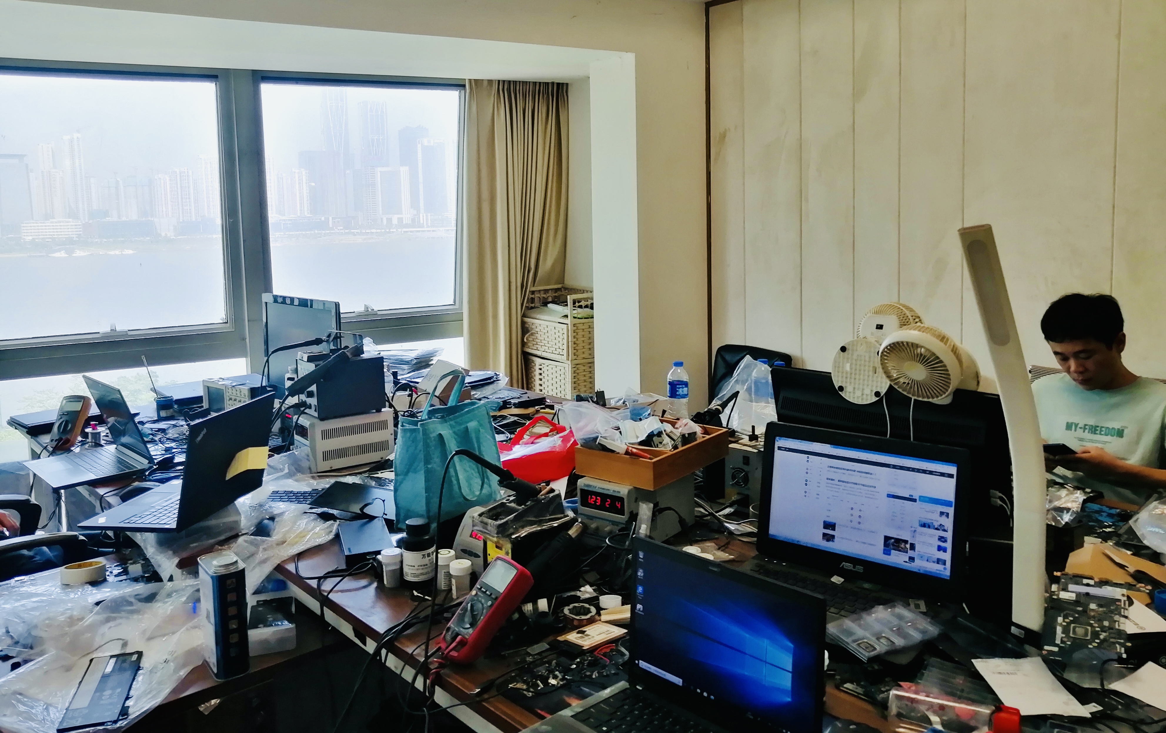 江景豪宅成了“黑”仓库和车间。 通讯员 田原婧雅 摄