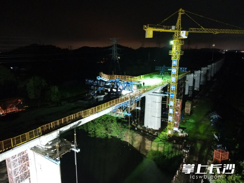 11日凌晨，常益长铁路6标首座48米连续梁中跨顺利合龙，成为常益长铁路长沙段首座合龙的连续梁。均为长沙晚报全媒体记者 陈焕明 通讯员  张光林 陈尚溢 摄影报道