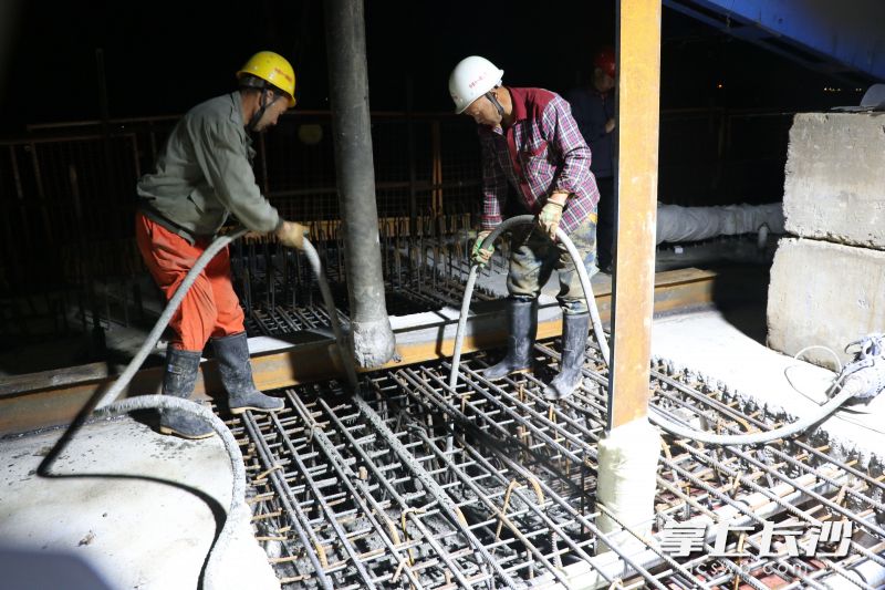 作业人员正在浇筑施工