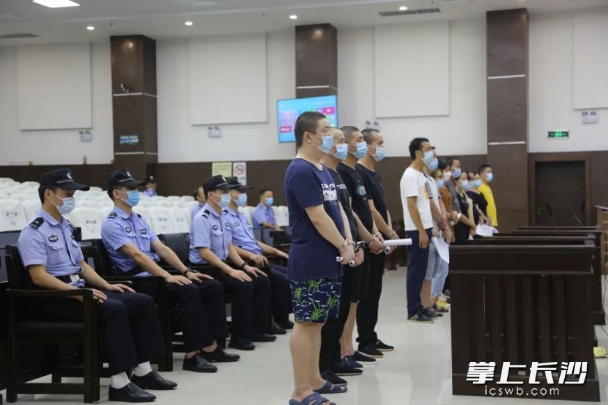 庭审现场。