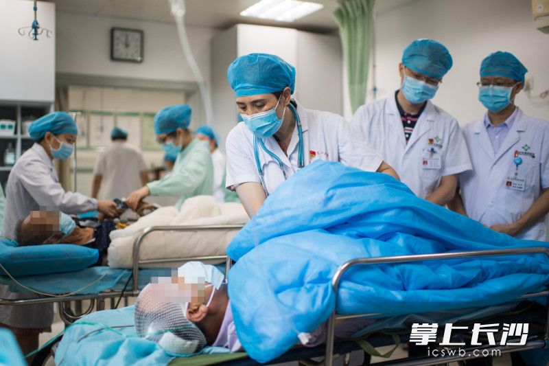 在长沙市第四医院急诊急救中心，黄艳正和团队一起对病人进行救治。 图片均为长沙晚报全媒体记者 黄启晴 摄